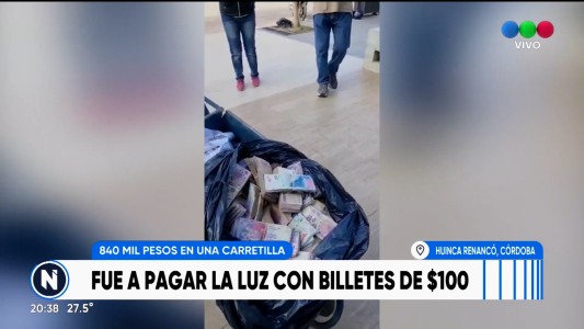 Pagó la boleta de la luz con una carretilla llena de plata