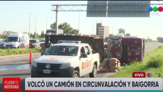 Volcó un camión en plena Avenida Circunvalación