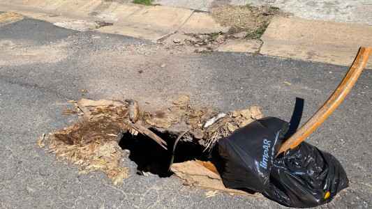 Um bache gigante en Barrio Rucci