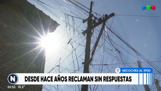 Vecinos preocupados por dos columnas electrificadas
