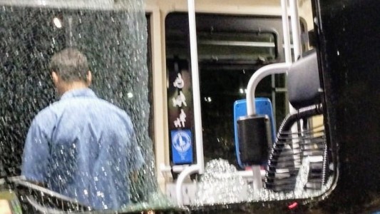 Urgente: Un proyectil impactó en la ventana de un colectivo