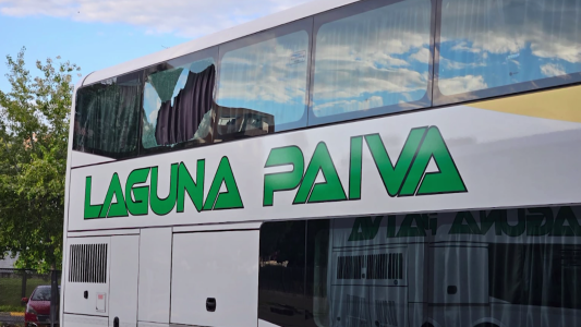 Atacaron a piedrazos un micro