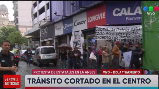 Protestas por despidos en la puerta de ANSES