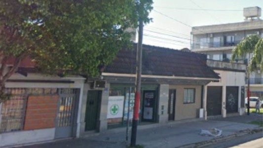 Balearon el frente de una farmacia en zona sur