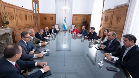 Tras el envío del borrador de la nueva ley Bases, el Gobierno recibió a los jefes de bloques del Senado