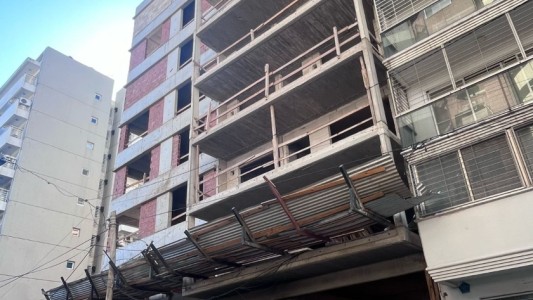 Un operario cayó a un subsuelo en una obra en construcción: se quebró la cadera