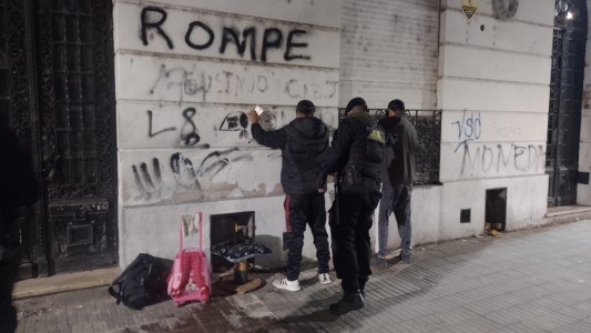 Un cuidacoches amenazó a agentes de control en un operativo