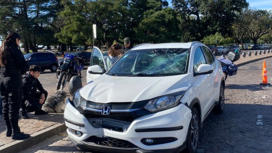 Choque con un herido frente al Monumento a la Bandera