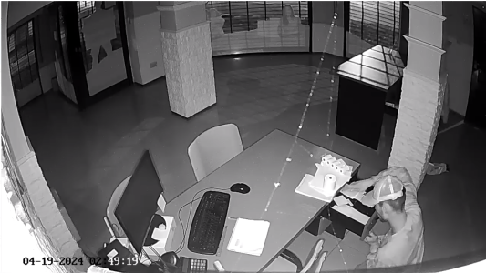 Entró, rompió y robó en un local de zona norte