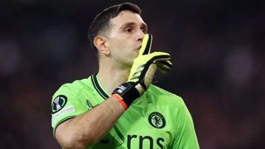 Dibu Martínez fue sancionado y se perderá la primera semifinal por la Conference League