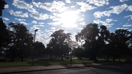 El clima en Rosario indica un sábado soleado, anticipando un domingo de lluvia.