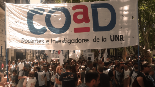 Docentes de la UNR se suman a la marcha nacional educativa