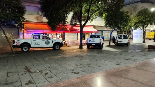 Allanan conocido bar de la peatonal por una causa federal
