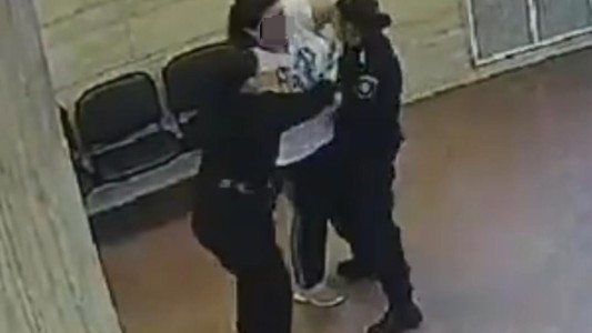 Incidente en Tribunales Provinciales: Una mujer intentó arrebatarle el arma a un policía y debió ser reducida entre varios agentes