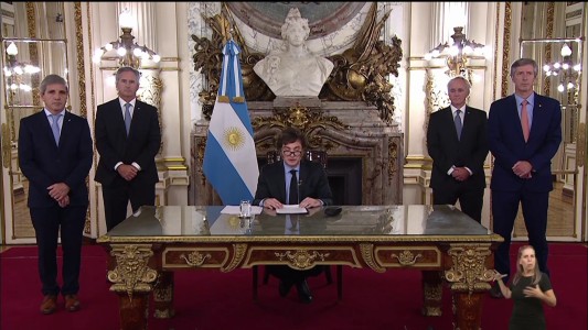 Javier Milei ya grabó su mensaje en la Casa Rosada acompañado por el equipo económico (1)