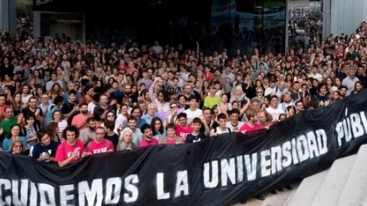 Estudiantes, opositores y la CGT marchan a Plaza de Mayo en defensa de universidades