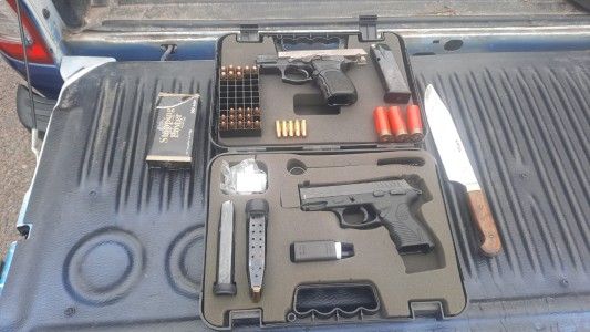 Lo denunciaron por amenazar a su mujer y tenia armas de fuego