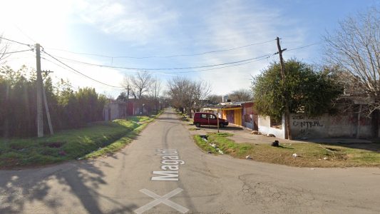 Balearon a dos hombres desde un auto en barrio Gráfico