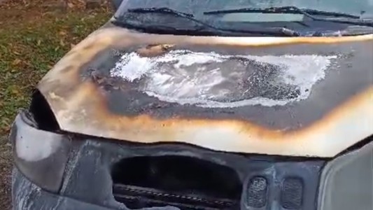 Se produjo un ataque incendiario contra al menos trece vehículos, y se descubrieron amenazas