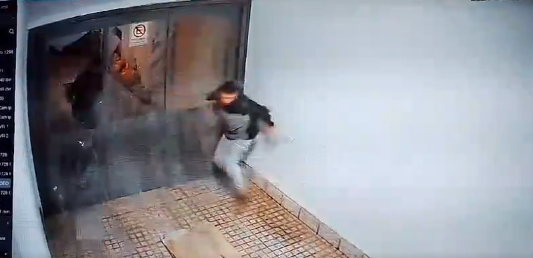 Intentaron entrar a una cochera y explotaron los vidrios