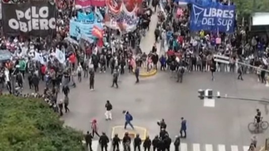 Organizaciones sociales marcharon a la Quinta de Olivos, pero la policía no los dejó llegar