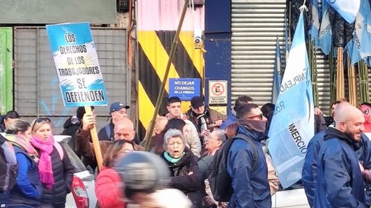 Ruidosa protesta de empleados de comercio