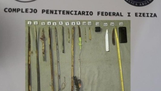 Se confiscaron un teléfono móvil y cuchillos en la prisión de Ezeiza, mientras que en la de Misiones se encontraron bebidas alcohólicas.