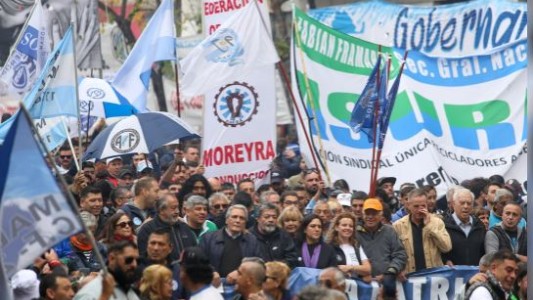 Casi 30 allanamientos y varios imputados por extorsión para concurrir a manifestaciones sociales