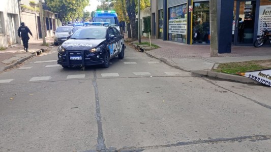 Persecución policial en Rosario termina con dos detenidos: quisieron pegarle a la policía con una muleta