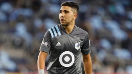 Bebelo Reynoso volvió a mostrarse con armas y fajos de billetes