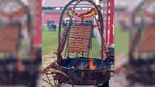 Se viralizaron imágenes de un asado en el campo de juego de Independiente: ¿alquila su estadio?