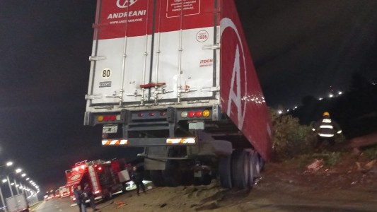 Rescate en la Autopista Rosario-Santa Fe: camionero atrapado tras un choque