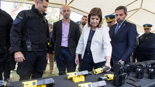 Patricia Bullrich habilitó el uso de las pistolas Taser en trenes y estaciones