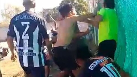 Video: Golpearon a un árbitro en una liga regional