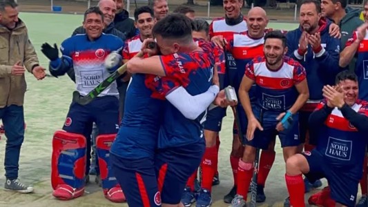 Un jugador de hockey le confesó su amor a su novio tras el triunfo de su equipo.