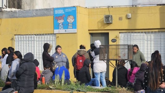 Vecinos se congregan en centros de distribución para solicitar alimentos