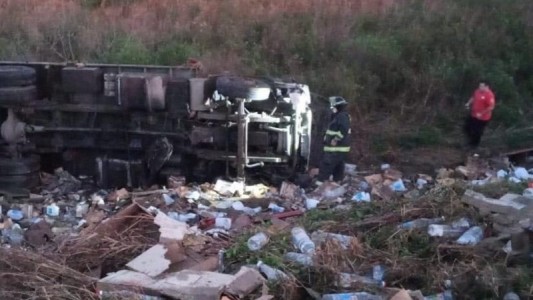 Impactante choque entre un camión y un colectivo sobre la autopista Rosario-Santa Fe