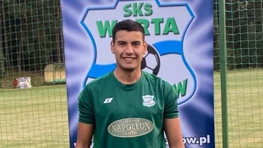 Tiene 23 años, fue a visitar a su hermano que vive en Polonia y lo contrataron en un club de fútbol