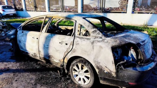 Incendio intencional de un auto frente a la comisaría 12 en Rosario