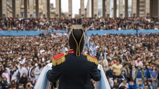 Miles de estudiantes prometieron lealtad a la Bandera en el Monumento