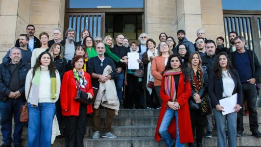 Referentes políticos y de DDHH entregaron en Comodoro Py un petitorio para que liberen a los detenidos por protestar