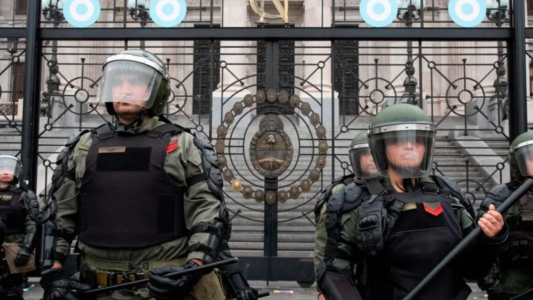 Protestas en el Congreso por la sanción de la Ley Bases y la activación del Protocolo de Seguridad
