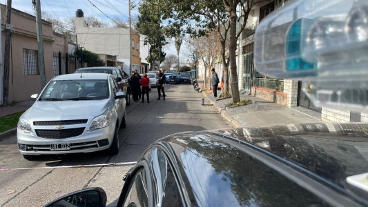 Fue baleado por un peatón mientras intentaba robarle a una mujer que salía de su casa