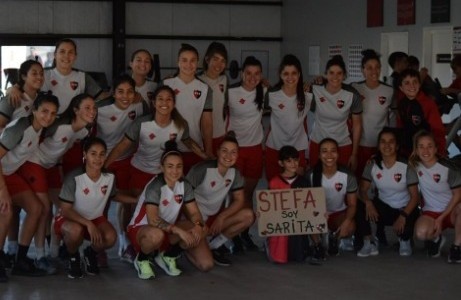 Fútbol femenino: una pequeña fan de Newell´s entrenó con las jugadoras de primera división