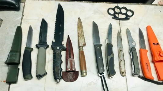 Lo denunciaron por amenazas y cuando revisaron su mochila encontraron nueve puñales