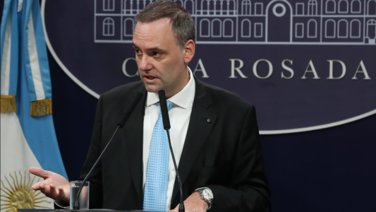 El Gobierno respondió a las críticas de Prat Gay y remarcó: "Al cepo lo estamos velando"