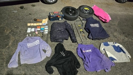 Un policía persiguió a dos ladrones que intentaron robarle la rueda del auto