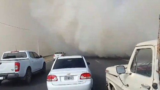 Visibilidad reducida por incendio de pastizales en avenida Circunvalación