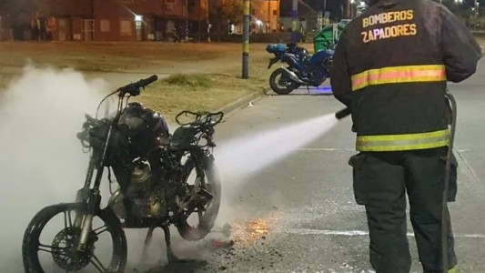 Insólito: prendió fuego la moto porque se la iban a incautar por falta de papeles