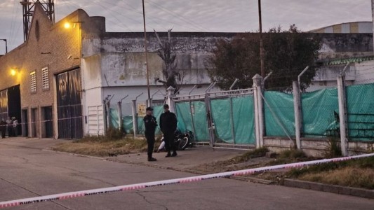 Tragedia en Villa Gobernador Gálvez: un motociclista murió al chocar contra una reja